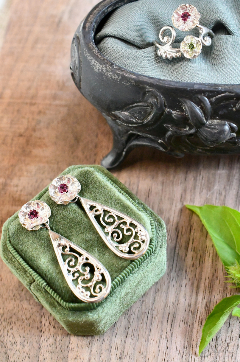 Swaying Sisters Ring